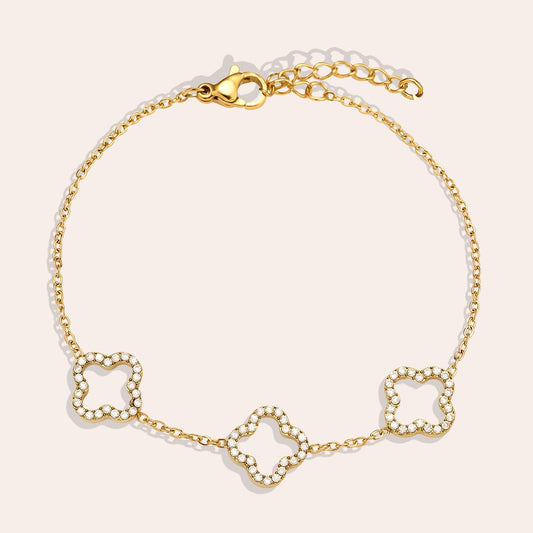 Armband mit kleinem Kleeanhänger als Glückssymbol