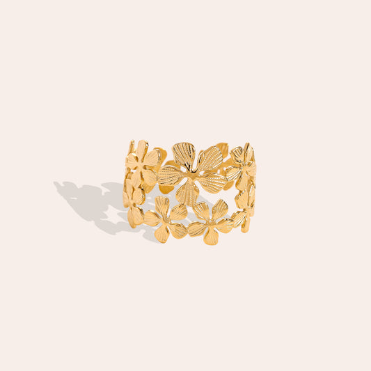 Eleganter Blumen-Ring, der deinem Outfit eine stilvolle Note verleiht.