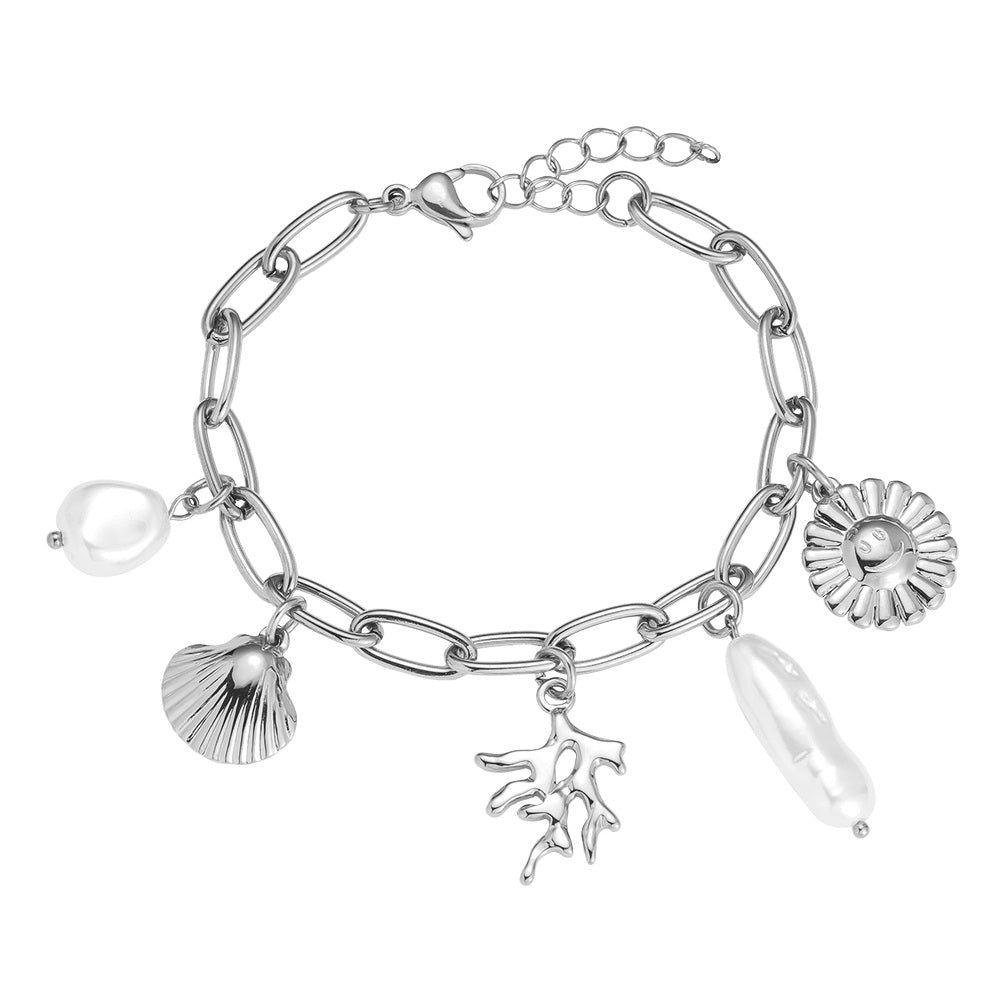 Stilvolles Pearl & Shells Armband – elegantes Design mit charmanten Anhängern für jeden Look.