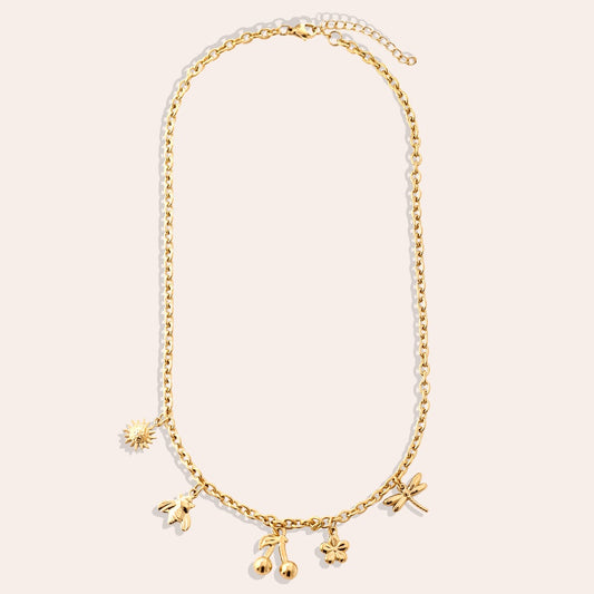 Elegante Many Charms Halskette – eine Mischung aus verschiedenen Anhängern für einen einzigartigen Look.