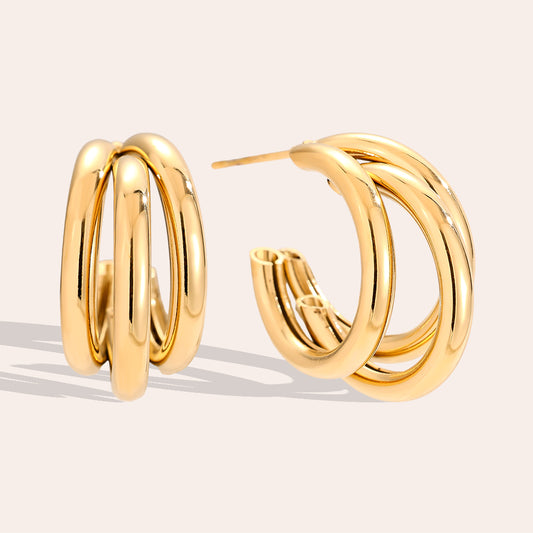 Drei Hoop Ohrringe als stylisches Accessoire für Damen