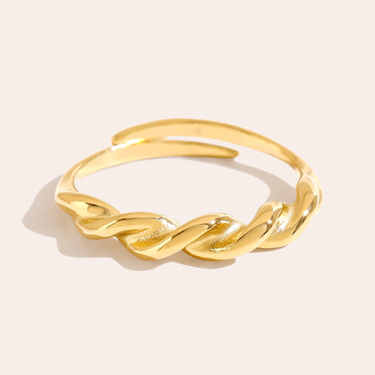 Der Fine Twist Ring setzt einen dezenten, aber stilvollen Akzent an deinem Finger.