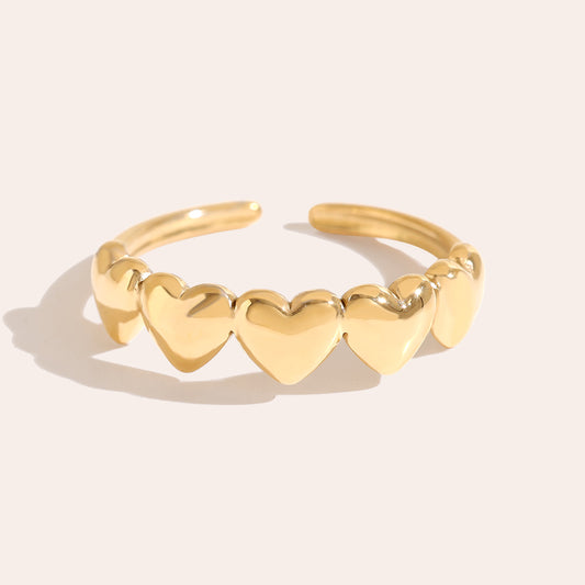 Der Five Hearts Ring – romantisches Design mit fünf Herzen für deinen Look.