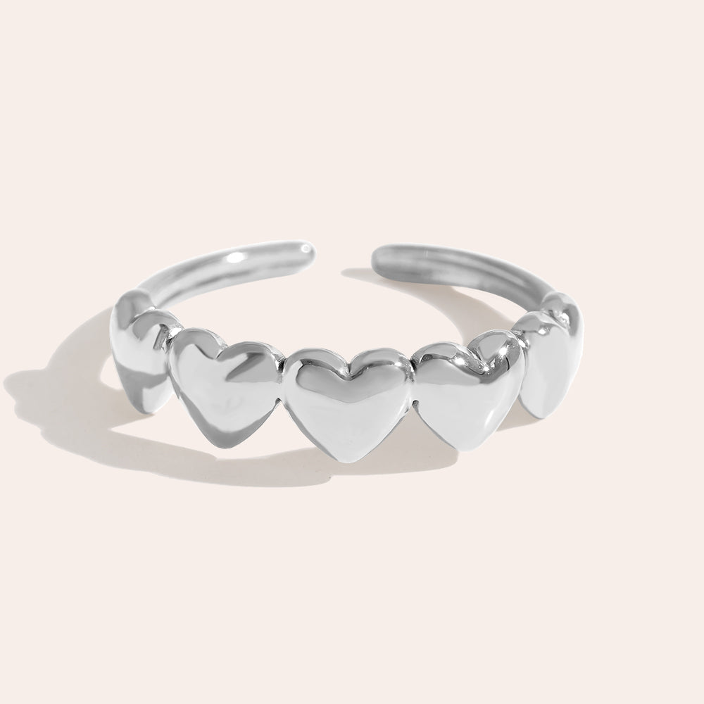 Stilvoller Five Hearts Ring – fünf Herzen für einen besonderen Akzent.