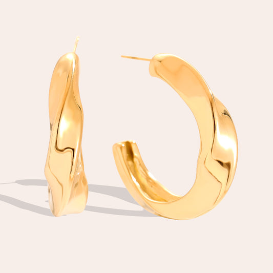 Halbkreis Ohrringe im Twist-Stil – modernes Schmuckstück