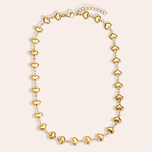 Stilvolle Hearts Chain Halskette, die deinem Outfit eine besondere Note verleiht.