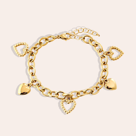 Das Heart Charms Armband – romantischer Schmuck mit mehreren Herzen für deinen Look.