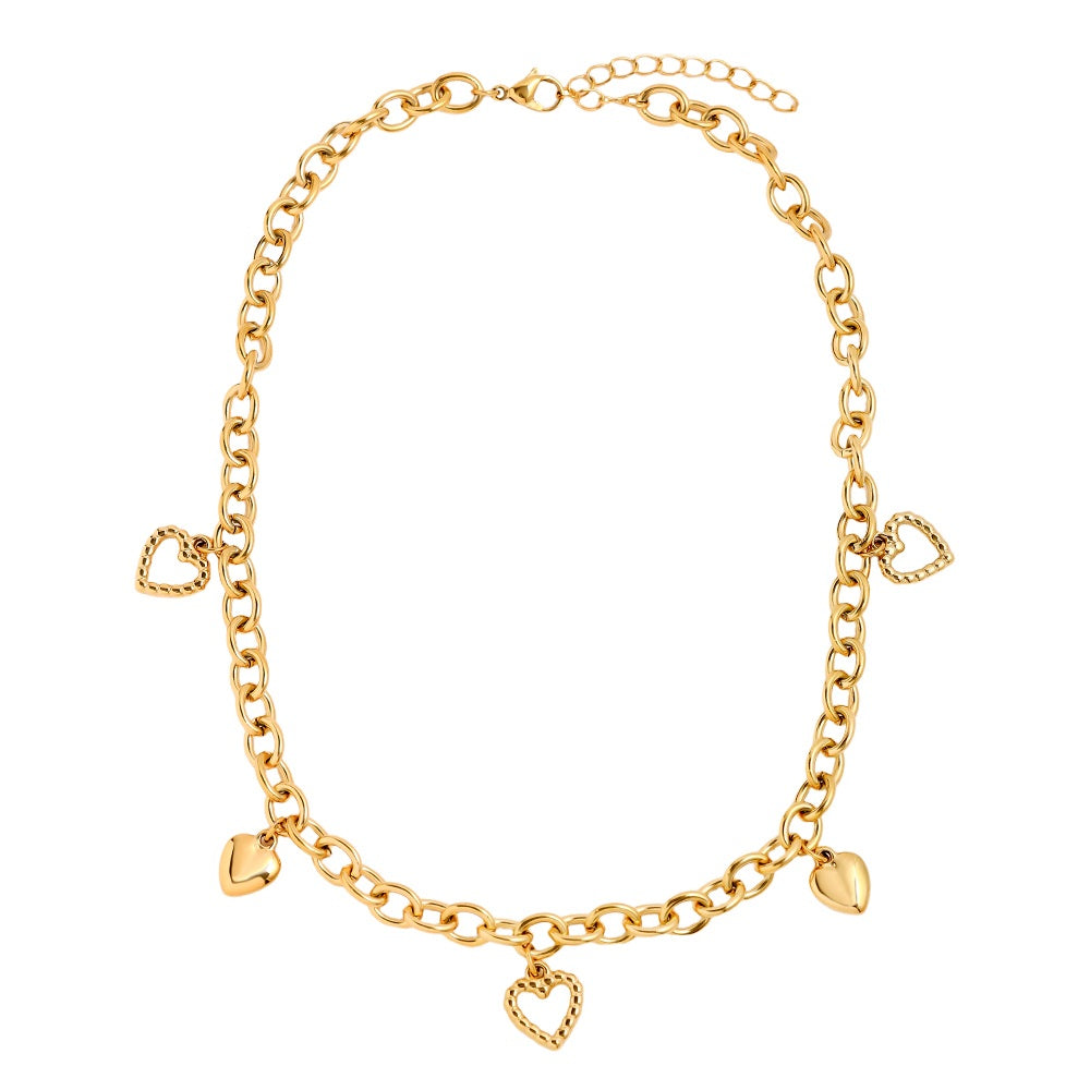 Charmante Heart Charms Halskette mit herzförmigen Anhängern für einen romantischen Look.