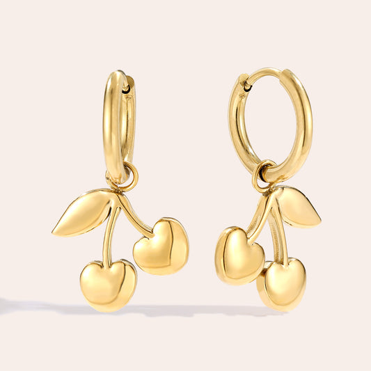 Trendige Kirsch-Ohrringe, die deinem Outfit eine modische Note verleihen.