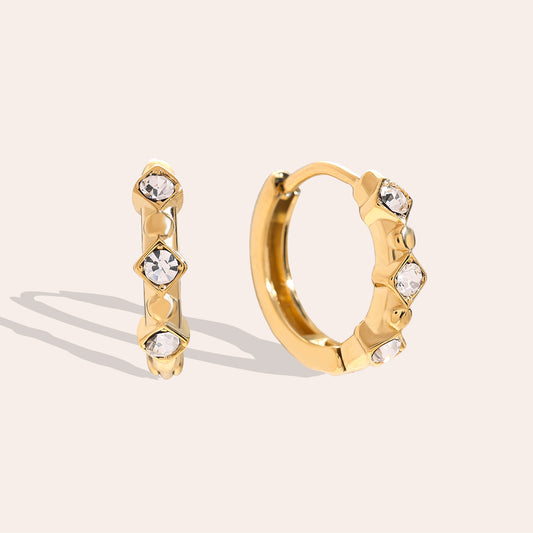 Kleine, funkelnde Ohrringe, die deinem Outfit einen stilvollen Akzent verleihen.