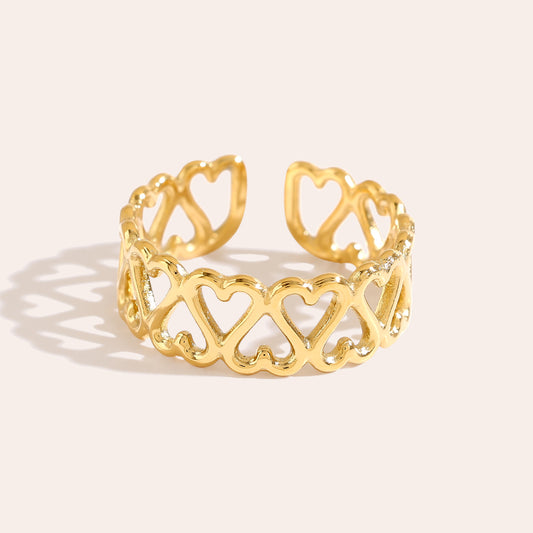 Moderner Many Hearts Ring – perfekt für einen romantischen Look.