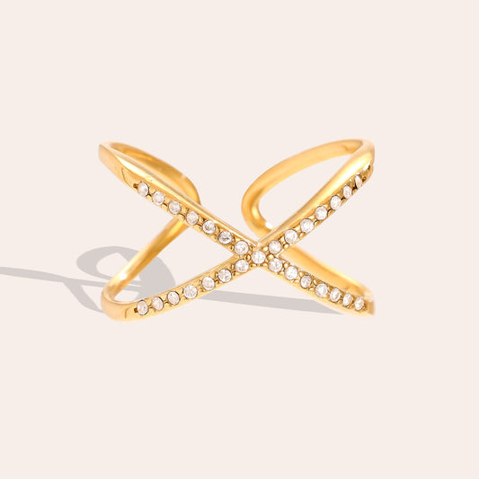 Moderner X Ring als zeitloses Schmuckstück