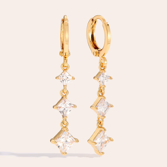 Ohrschmuck mit minimalistischen Würfeln – stilvoll und modern