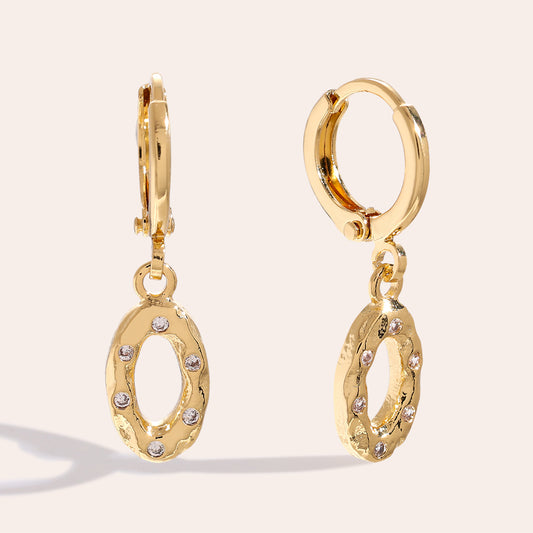 Oval Ohrringe mit schlichtem, elegantem Design für einen zeitlosen Look.