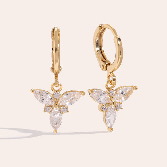 Stilvolle Petal Ohrringe im blumigen Design, die deinem Outfit eine besondere Note verleihen.