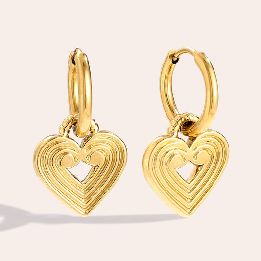 Striped Hearts Ohrringe mit elegantem Herzdesign für einen modernen Look.