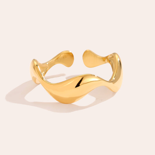 Moderner Damenring im Waves Look – stilvoll und schlicht