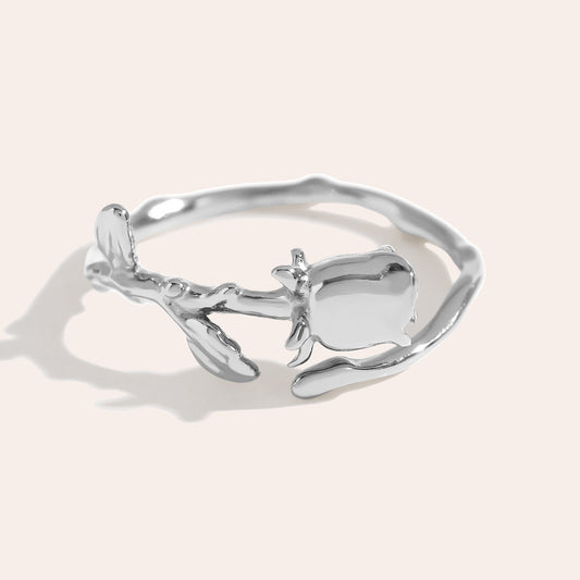 Eleganter Rosenring mit feinem Motiv