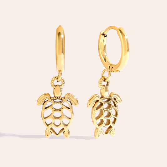 Filigrane Sweet Turtle Ohrringe in Form einer Schildkröte – ein charmantes Accessoire für einen verspielten Stil.
