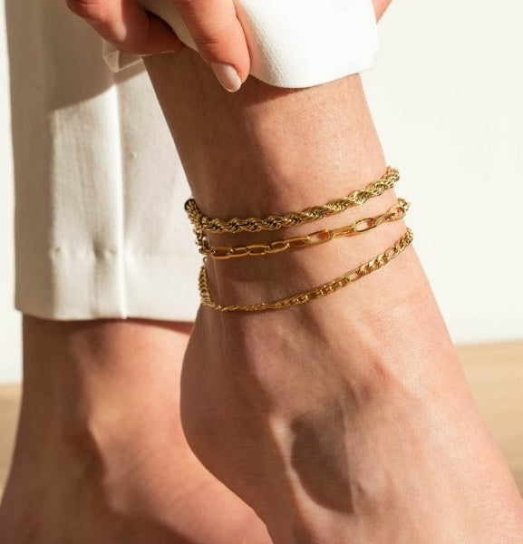 Damenfuß mit eleganten Fußketten – zarte Ketten als stilvolle Sommer-Accessoires
