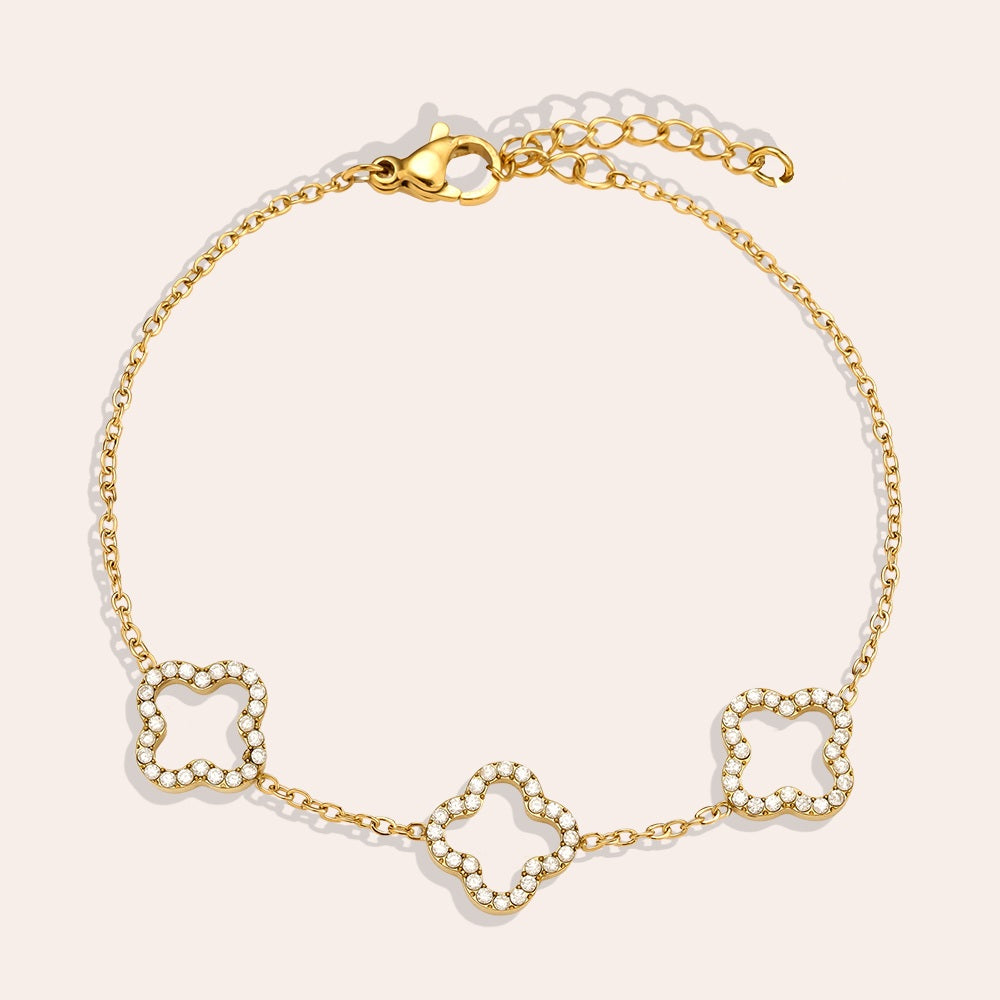 Armband mit kleinem Kleeanhänger als Glückssymbol