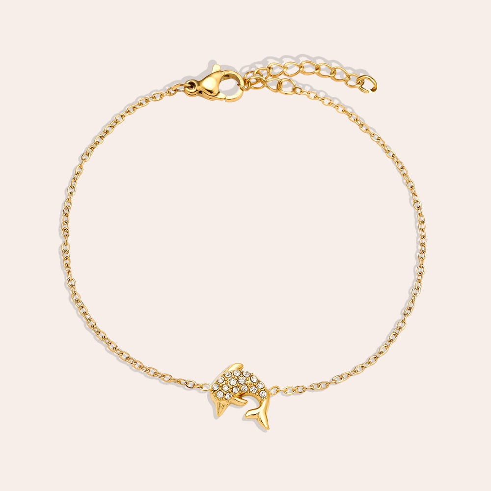 Armband mit kleinem Delfin-Anhänger für sommerliche Looks