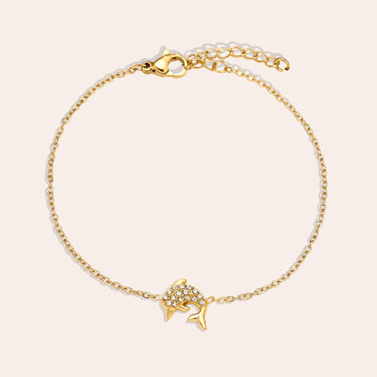 Armband mit kleinem Delfin-Anhänger für sommerliche Looks