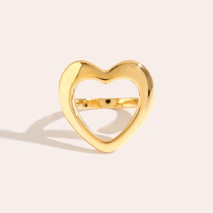 Herz Ring in trendigem Design – perfektes Schmuckstück für einen stilvollen Look.