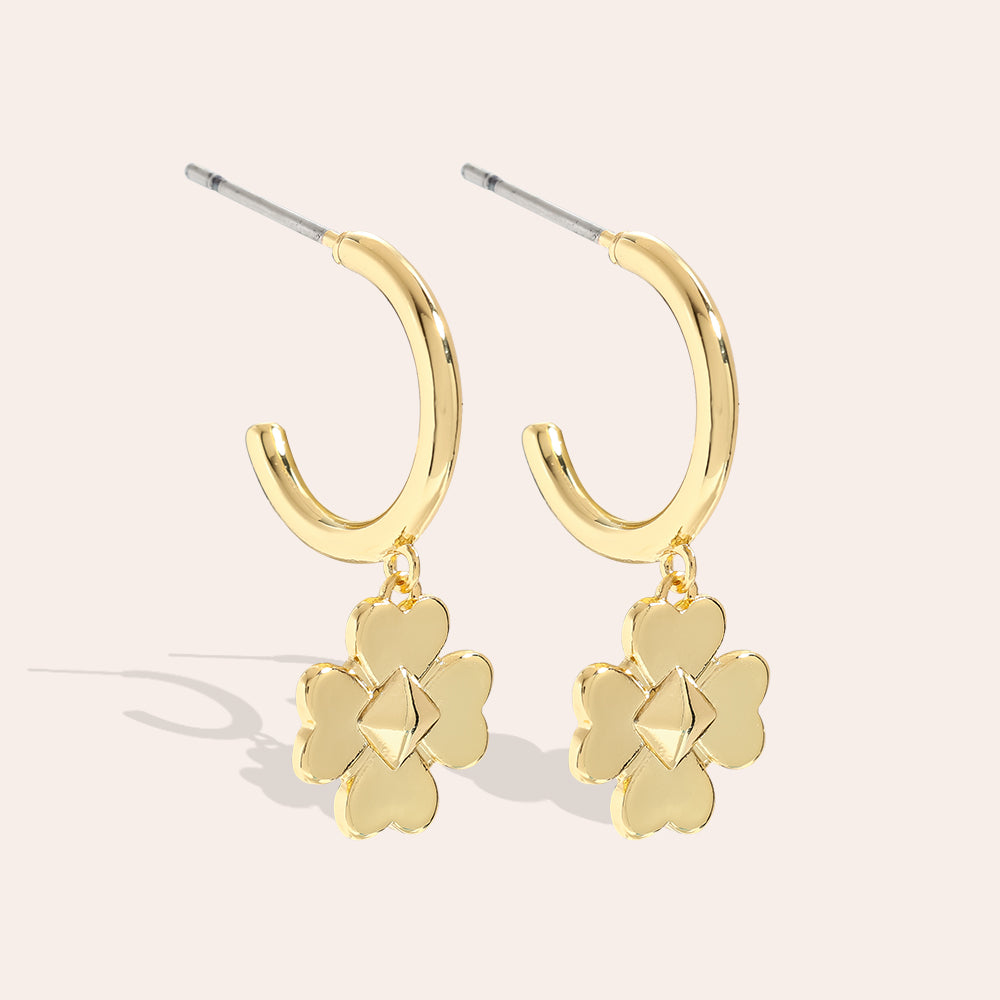 Zeitlose Blumen-Ohrringe in goldener Optik – perfekt für einen femininen Look.