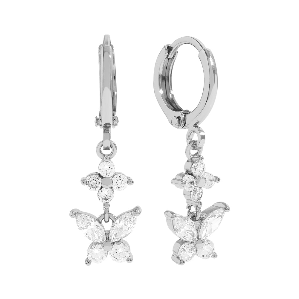 Blumenohrringe mit zarten Schmetterlingsdetails, die jedem Outfit einen Hauch von Natur verleihen.