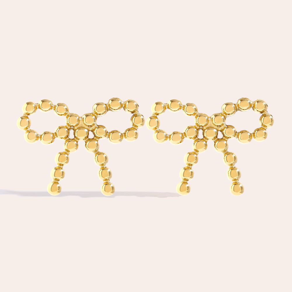 Stilvolle Gepunktete Bowtie Ohrstecker – einzigartiger Look mit gepunktetem Bowtie-Design.