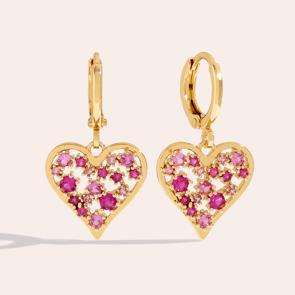 Charmante Bright Heart Ohrringe – funkelnder Schmuck mit Herzmotiven.