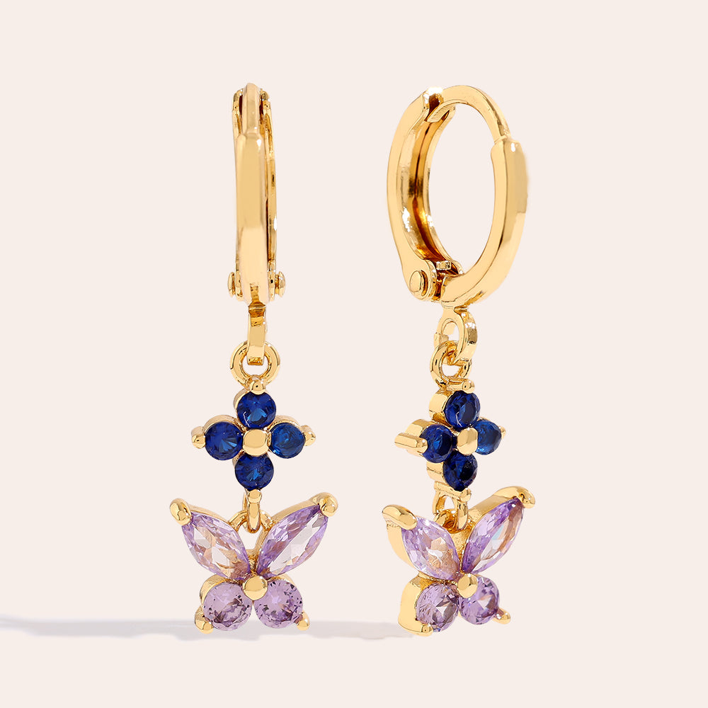 Schmetterlings- und Blumenohrringe im verspielten Design