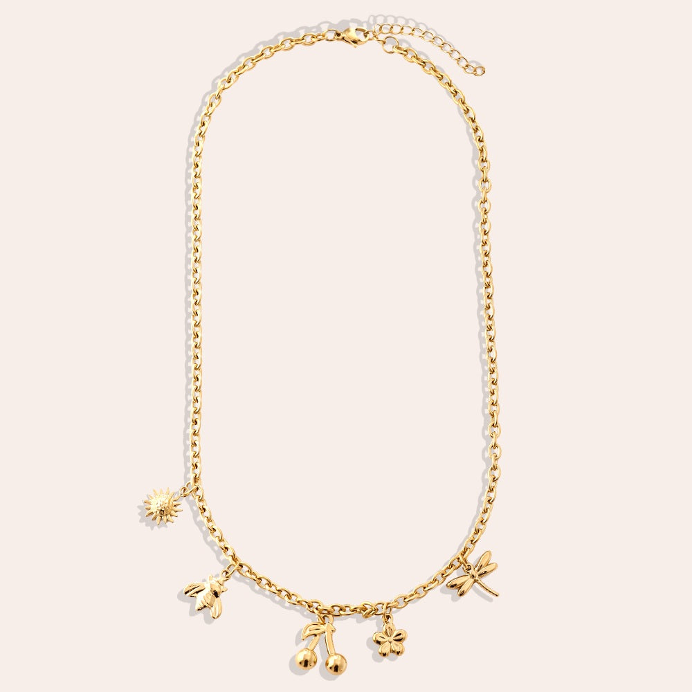 Elegante Many Charms Halskette – eine Mischung aus verschiedenen Anhängern für einen einzigartigen Look.