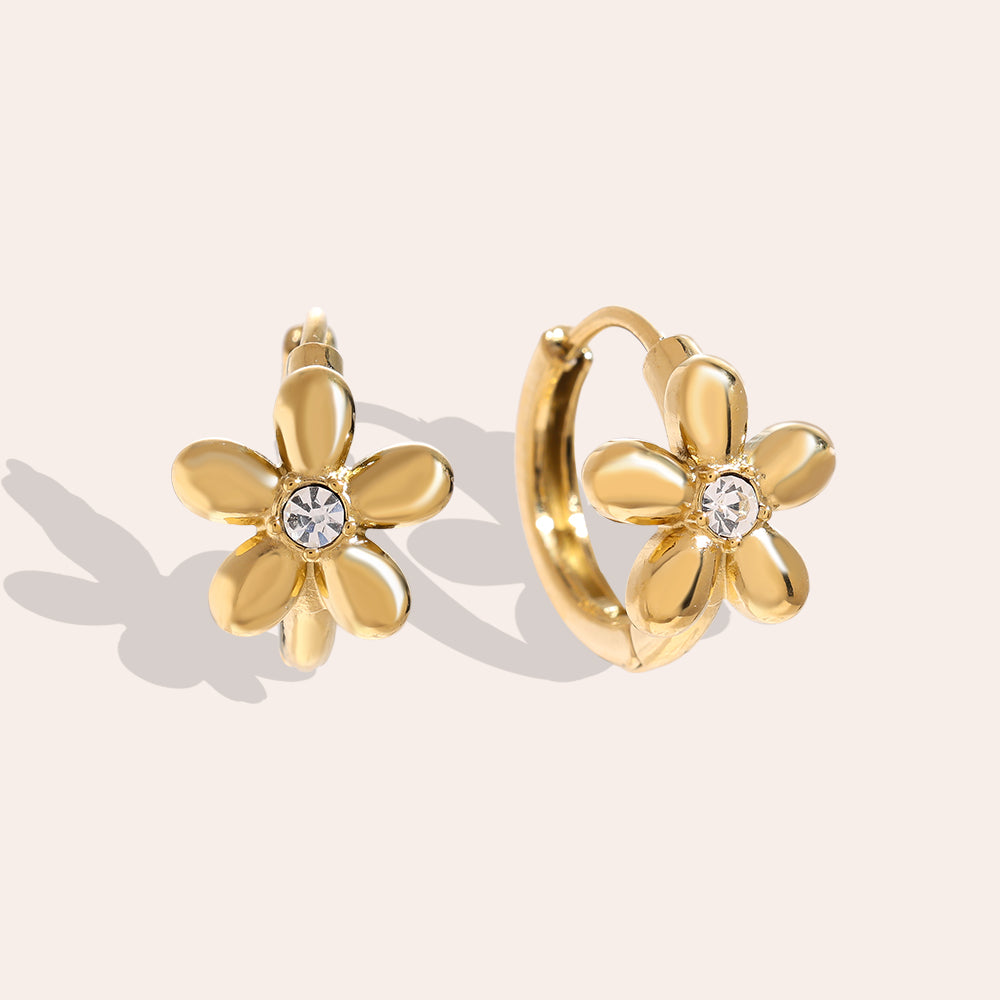 Zarte Blumen-Ohrringe, die deinem Outfit eine stilvolle, feminine Note verleihen.
