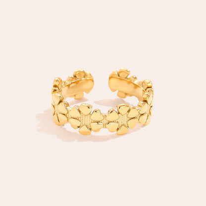 Eleganter Blumen Ring als feminines Schmuckstück