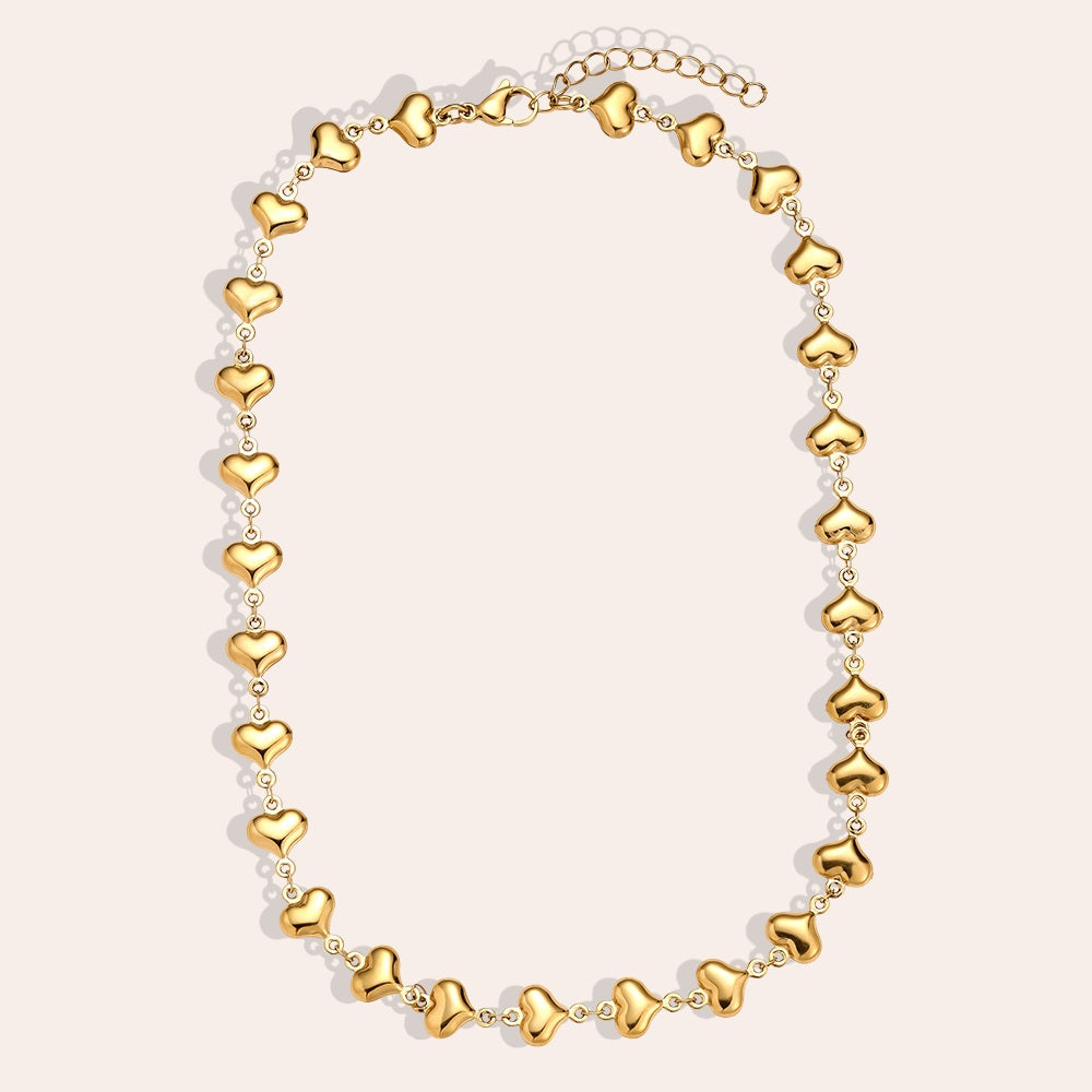 Stilvolle Hearts Chain Halskette, die deinem Outfit eine besondere Note verleiht.