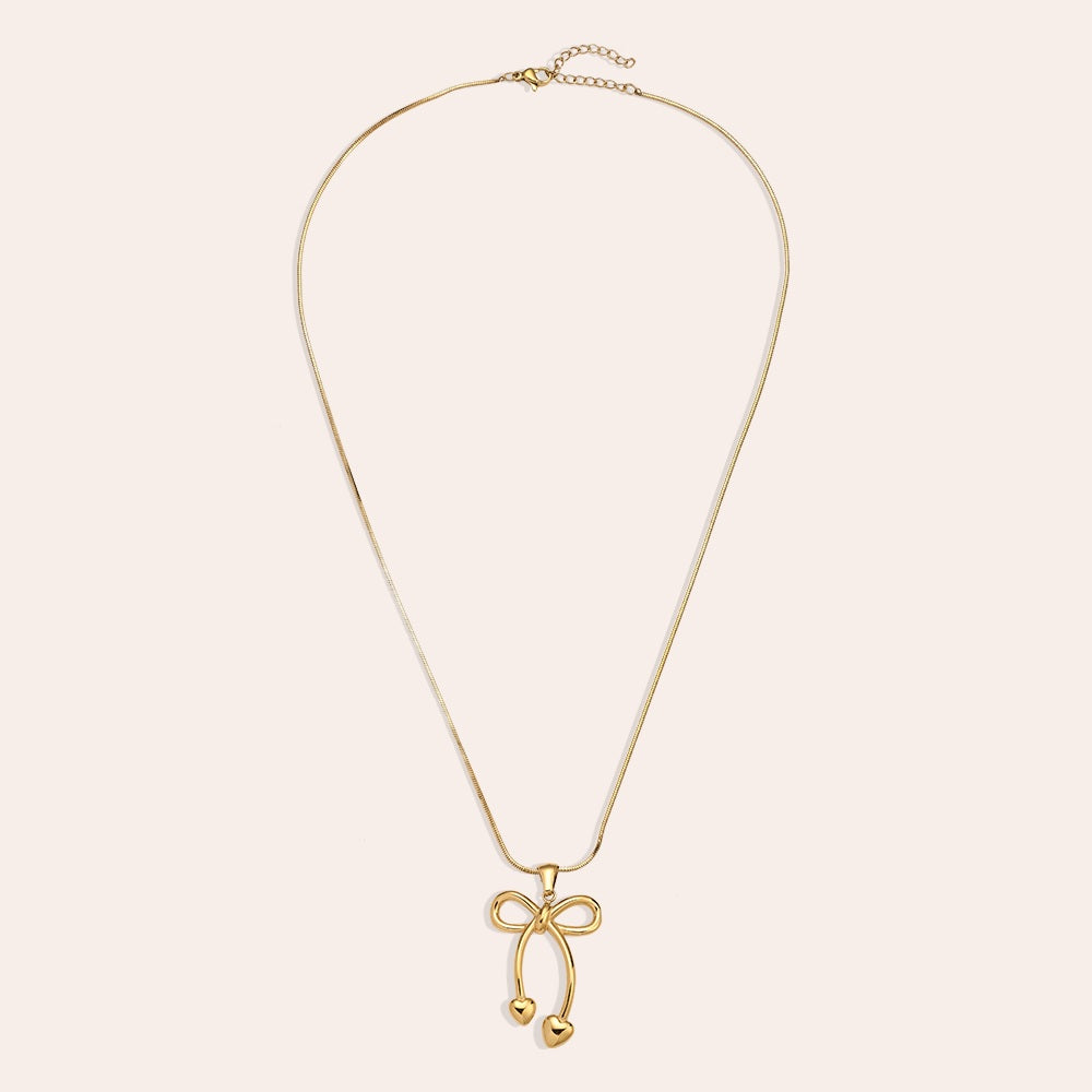 Zeitlose Modern Bowtie Halskette, die deinem Outfit eine besondere Note verleiht.