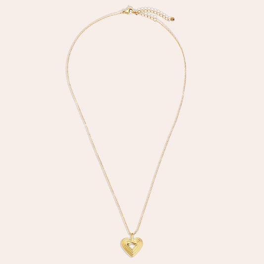 Stilvolle Striped Heart Halskette, die deinem Outfit eine besondere Note verleiht.