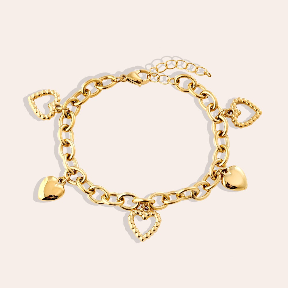 Das Heart Charms Armband – romantischer Schmuck mit mehreren Herzen für deinen Look.