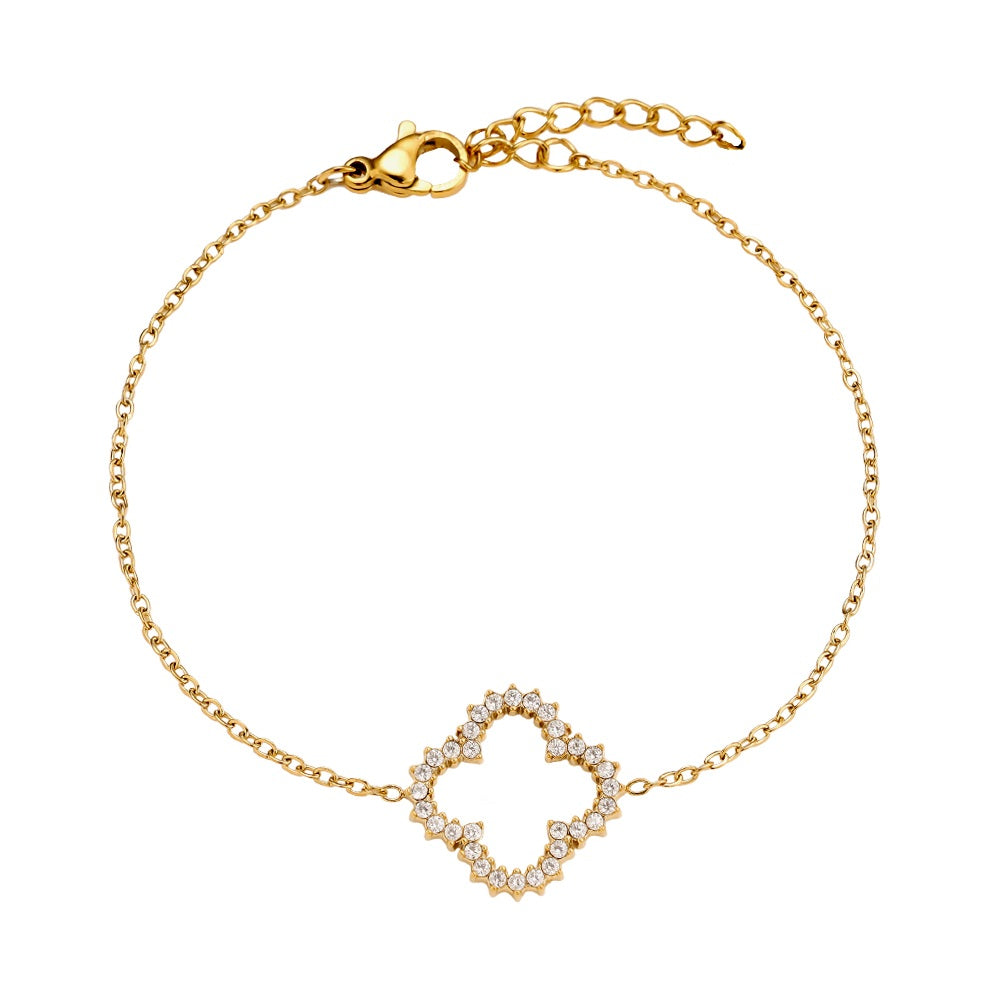 Das Lucky Clover Armband mit seinem einfachen Kleeblatt-Design ist das perfekte Accessoire für einen natürlichen Look.