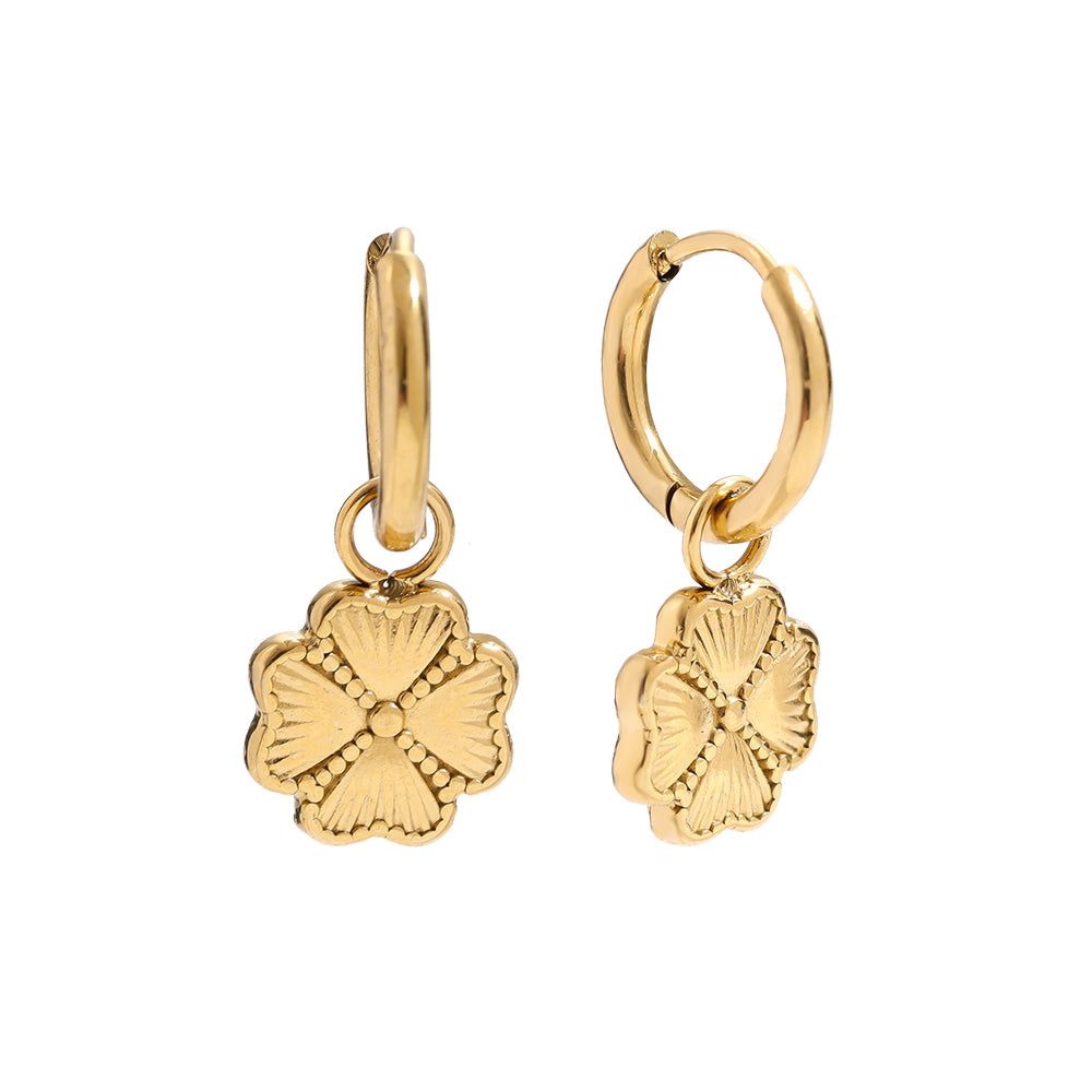 Charmante Lucky Leaf Ohrringe – eleganter Schmuck mit Blattdesign.