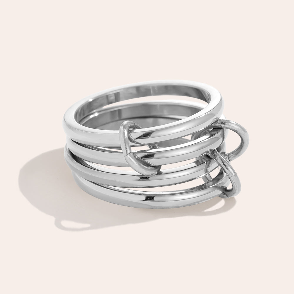Modisches Accessoire: Mehrfachring mit elegantem Design