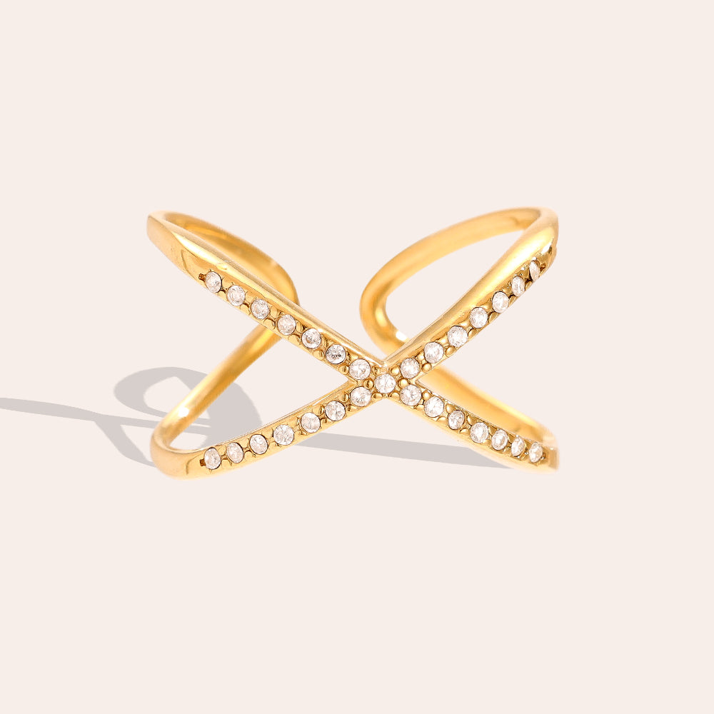 Moderner X Ring als zeitloses Schmuckstück