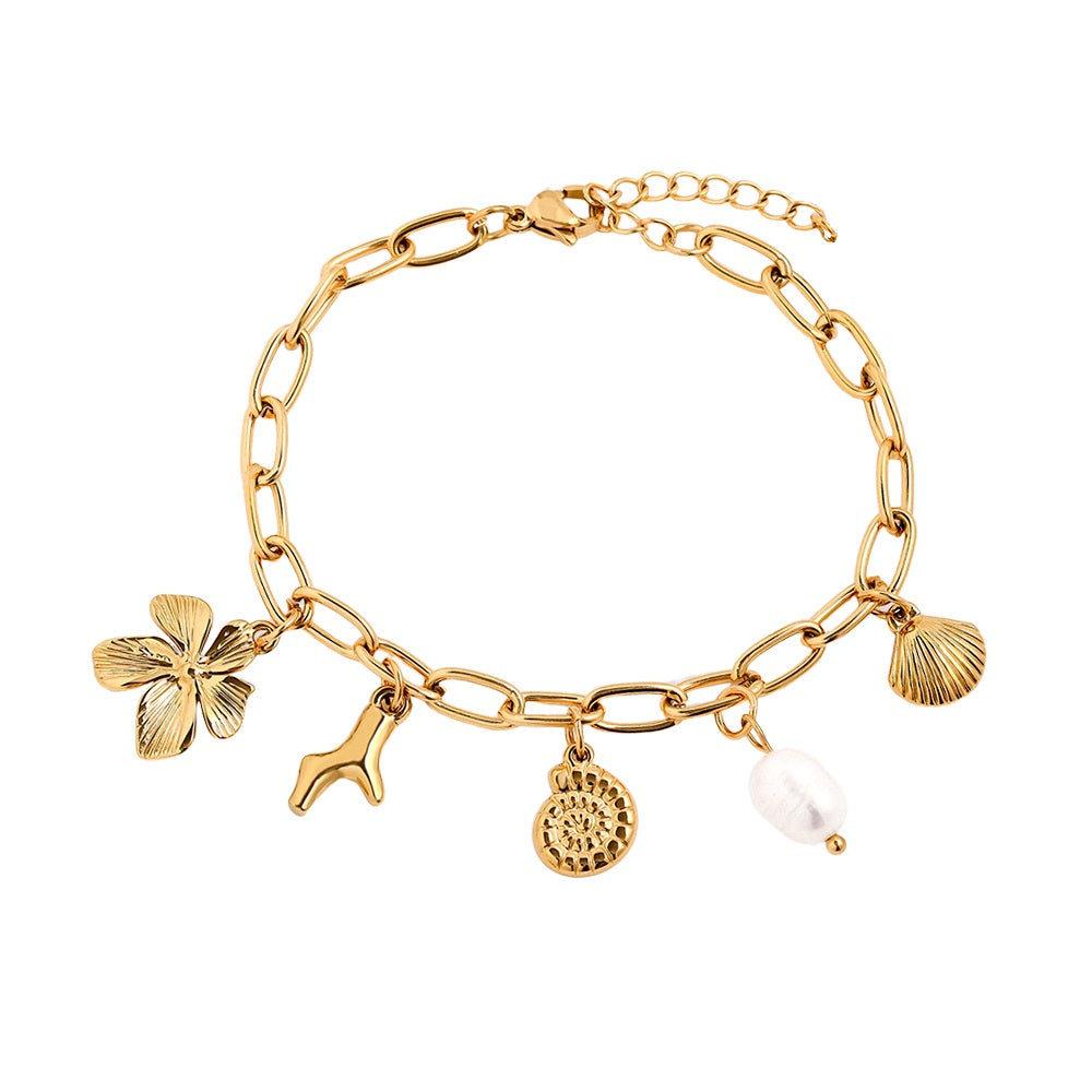 Armband mit Perlen und Muschel-Design, ideal für einen eleganten Look.