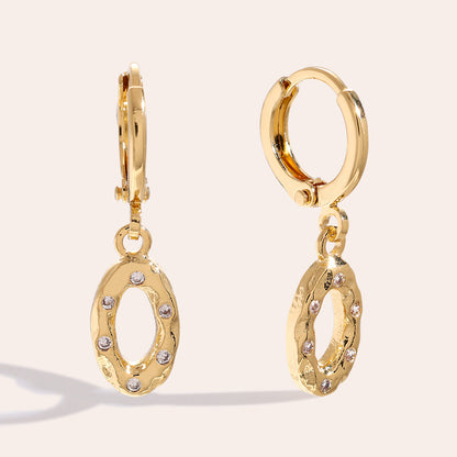 Oval Ohrringe mit schlichtem, elegantem Design für einen zeitlosen Look.