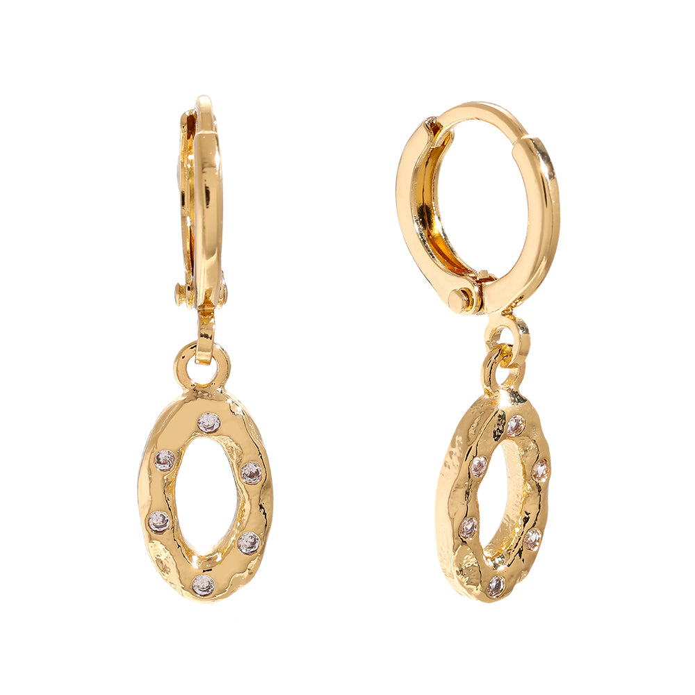 Stilvolle Oval Ohrringe im schlichten Design, die deinem Outfit eine edle Note verleihen.