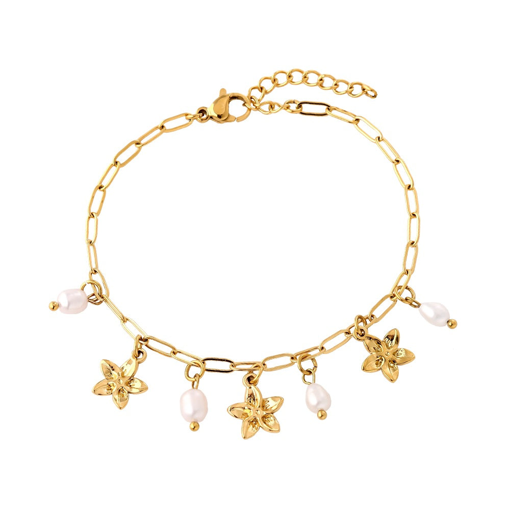 Das Pearl Blossom Armband verbindet die zarte Schönheit von Perlen mit einem floralen Akzent und setzt elegante Highlights in deinem Look.