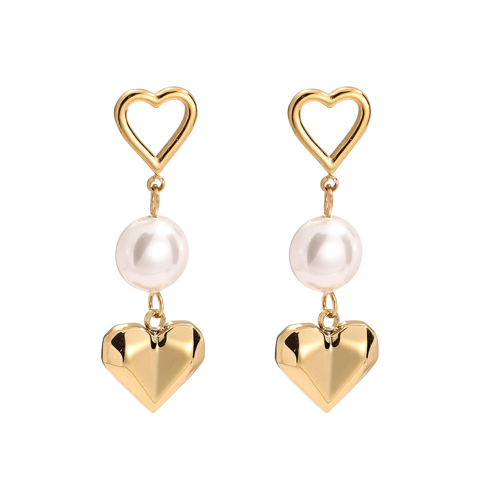 Pearl & Heart Ohrstecker mit einer eleganten Perle und Herzmotiv für einen besonderen Look.