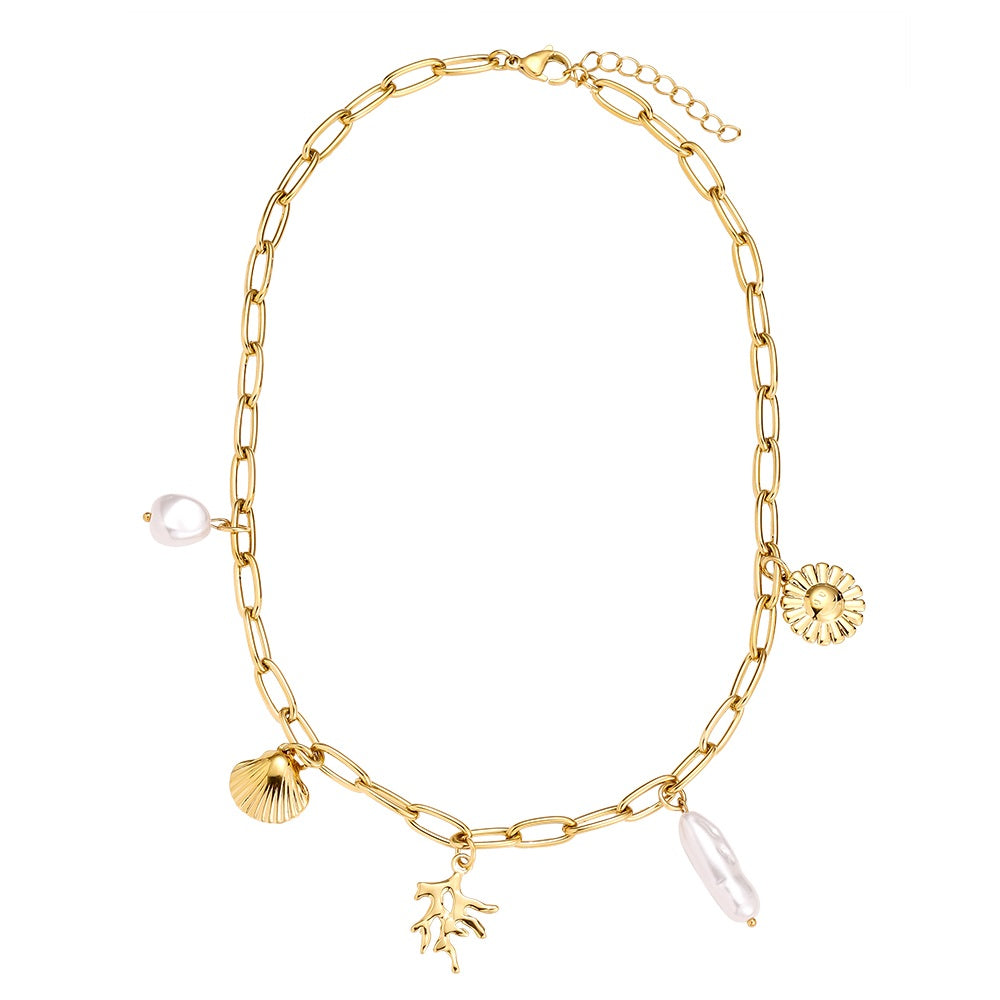 Elegante Pearl & Shells Halskette mit Muscheln und Perlen für einen natürlichen Look.